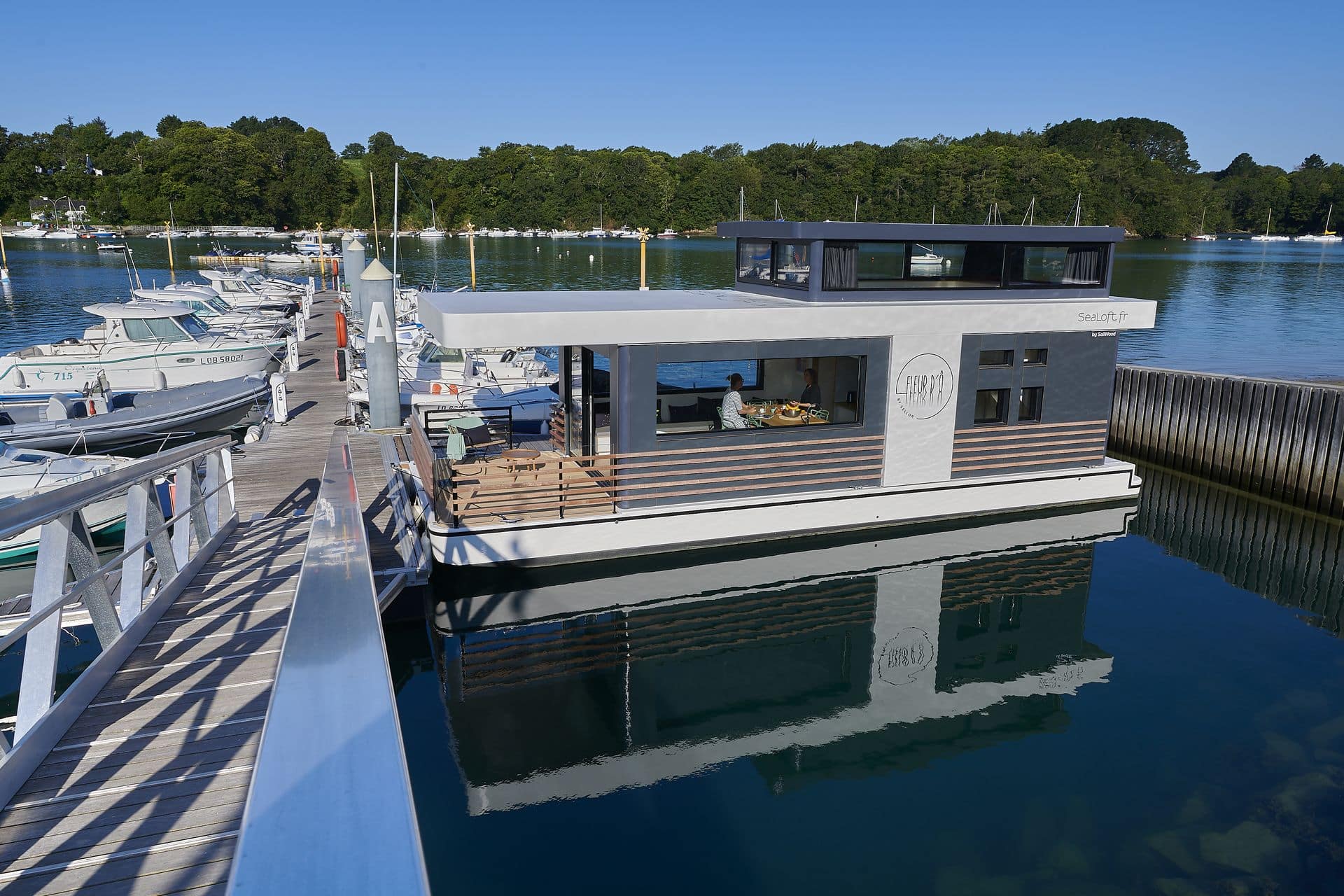 EXPÉRIENCE INSOLITE À BORD D'UN LODGE BOAT