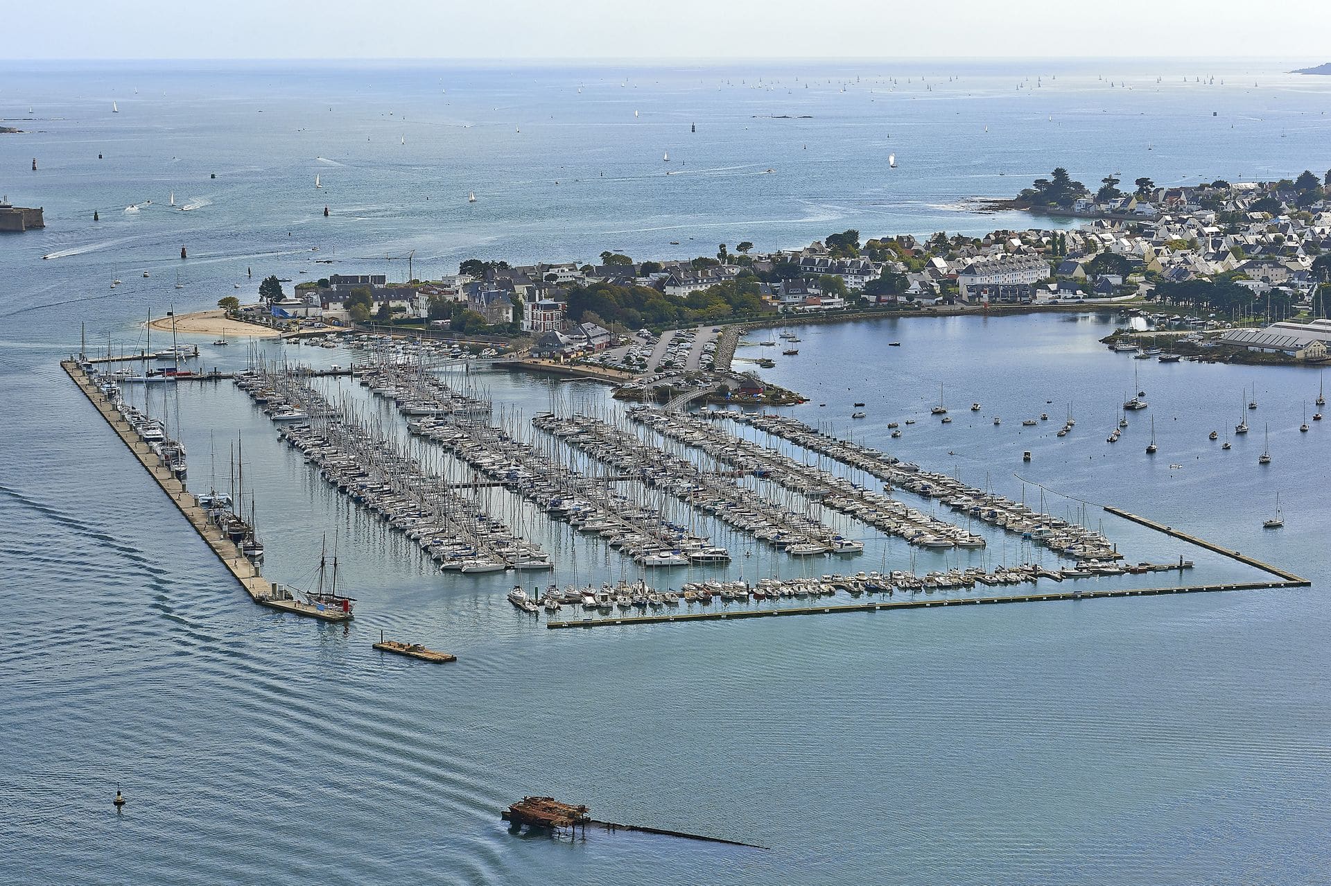 Vue aérienne sur le port de Kernevel