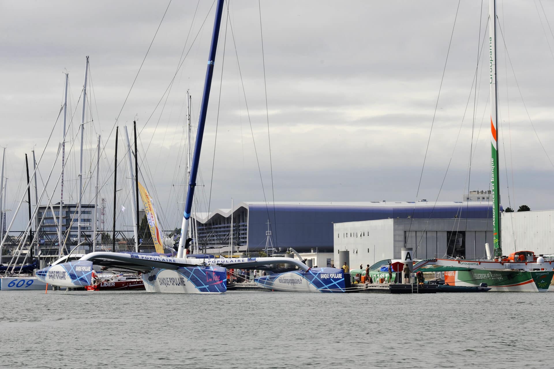 10/08/09-Groupama 3 et Banque Populaire 5 au ponton de la BSM de Lorient