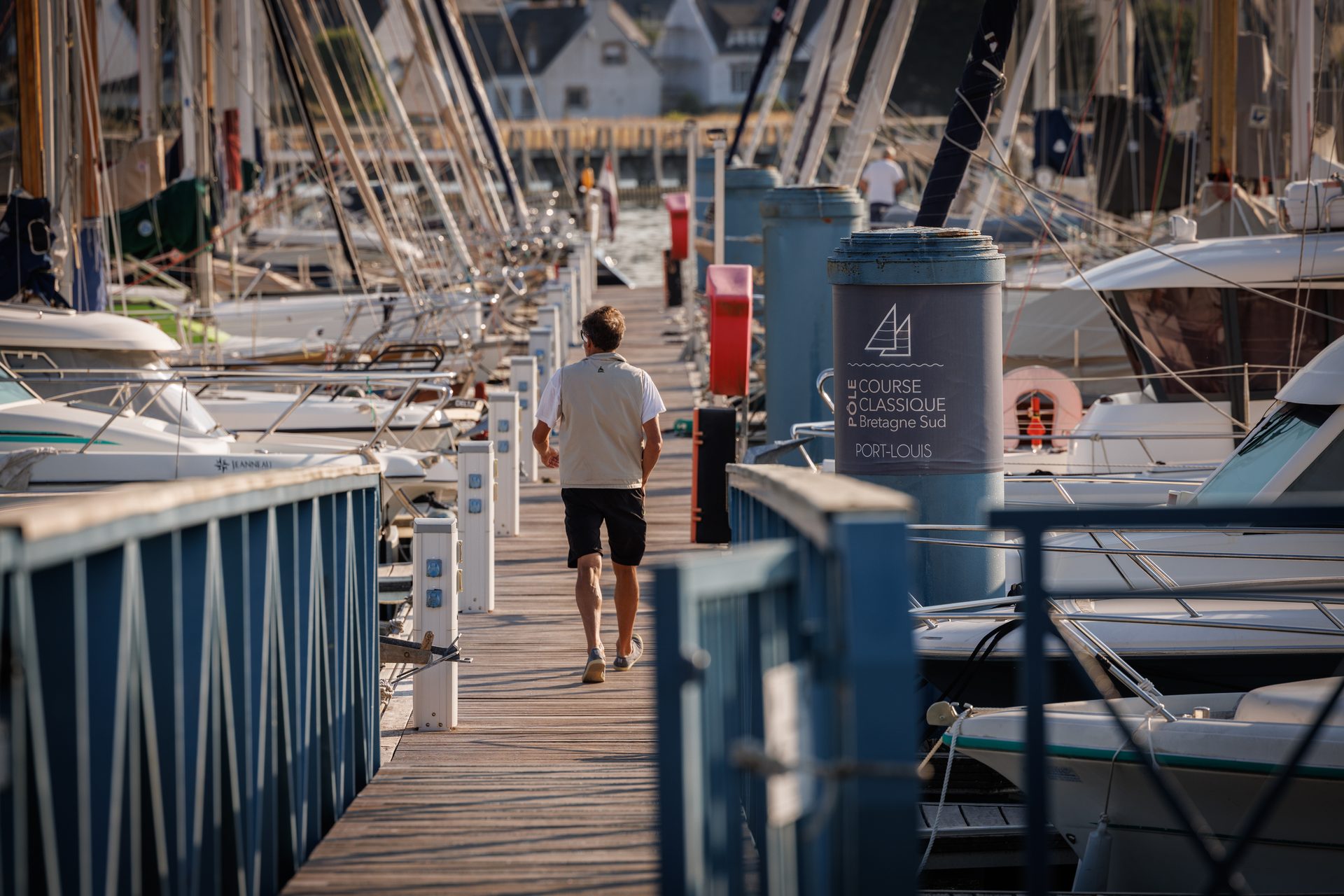 homme qui marche sur un ponton à Port-Louis en Bretagne
