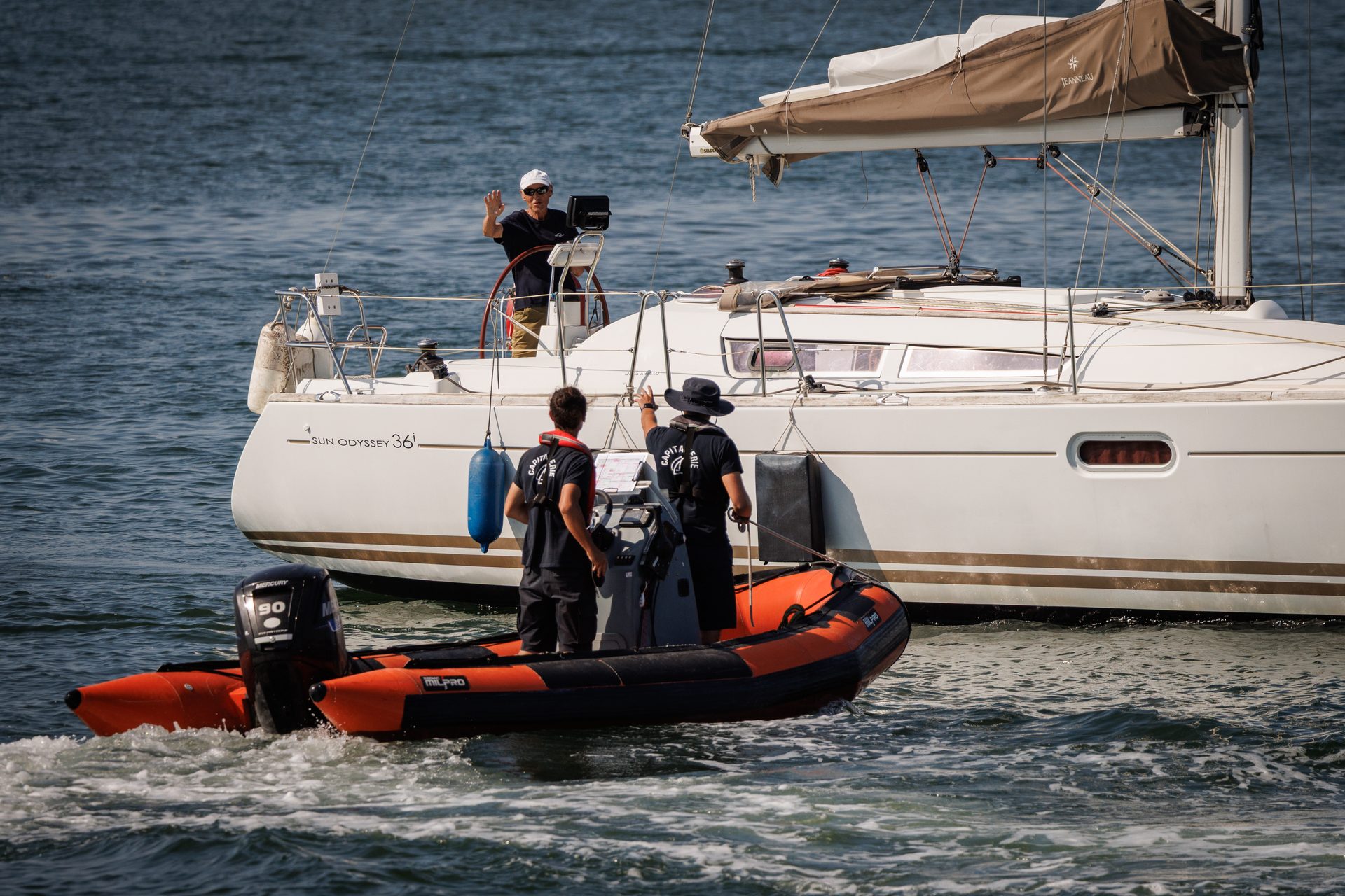 deux agents portuaires au service d'un plaisancier en rade de Lorient