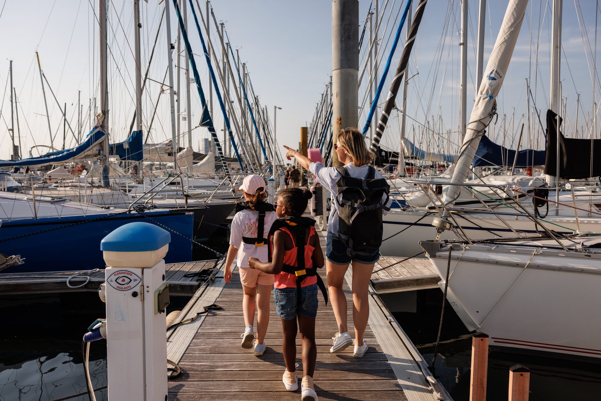 une famille qui marche sur un ponton